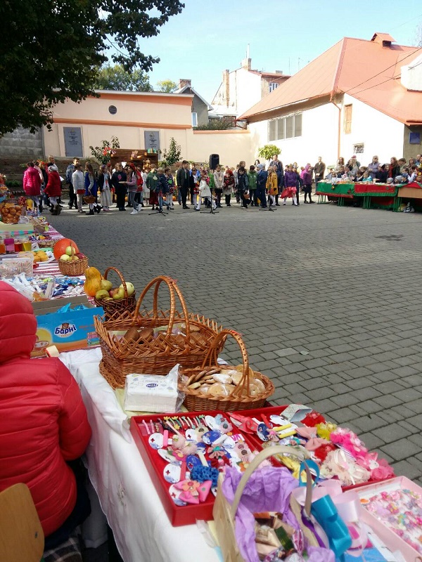 Школярі провели благодійний буковинський ярмарок, присвячений 609-річниці першої згадки про місто Чернівці
