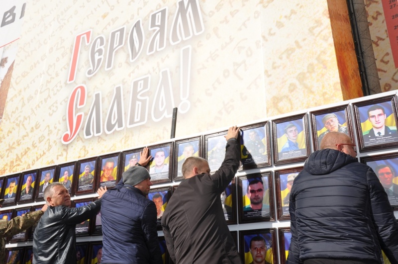 У центрі Чернівців встановили меморіальну дошку загиблим воїнам АТО