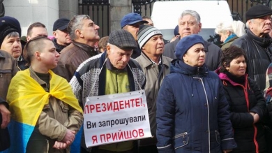 Під Верховною Радою України триває протест:  акція очима активістки-чернівчанки