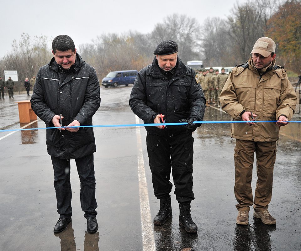 Турчинов з Бурбаком  відкрили мостовий перехід на Луганщині, підірваний російськими найманцями
