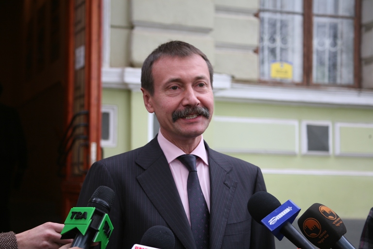Губернатор Папієв проголосував разом з директором Сідляром і не втримався, щоб не вкусити кандидата від опозиції