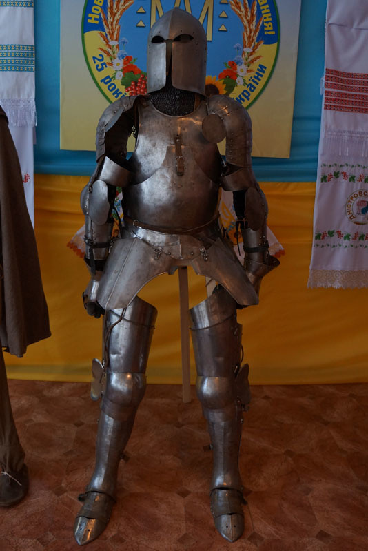 У Новодністровську відкрили виставку «І вогнем, і мечем» середньовічної зброї та обладунків