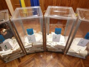 На Буковині в окремих округах масово довозять на голосування, а у Чернівцях на 16.00 проголосували менше половини виборців