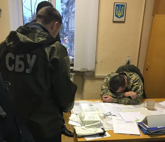 На Буковині СБУ затримала на хабарі заступника військового комісара (ФОТО)