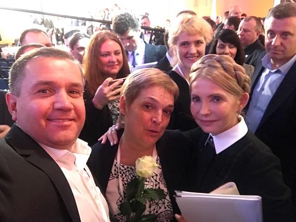 Світлана Фочук отримала з рук Тимошенко прапор переможців для Буковинської парторганізації 'Батьківщини'