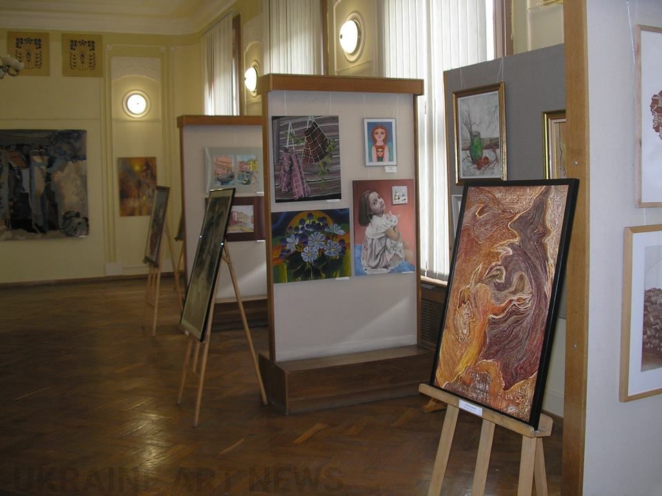 Українські та румунські митці об'єдналися заради виставки у Чернівцях 