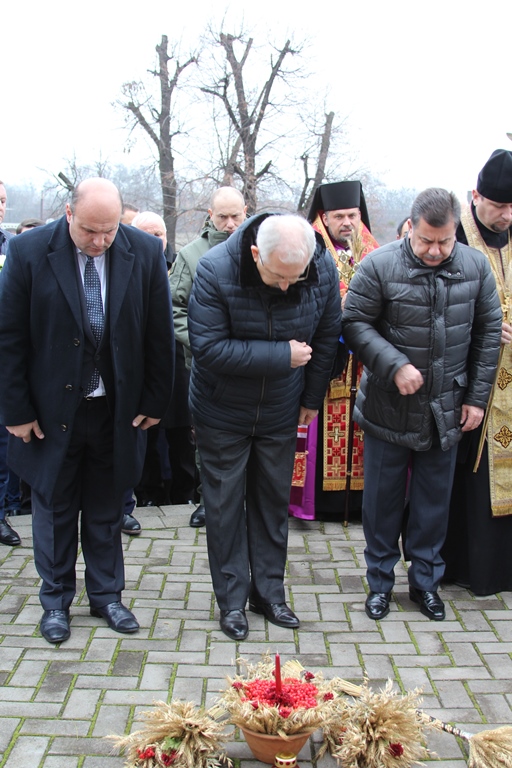 Олександр Фищук спільно з громадою вшанував пам’ять жертв голодоморів