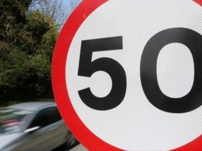 Уряд зменшив максимально дозволену швидкість в населених пунктах з 60 до 50 км/год 