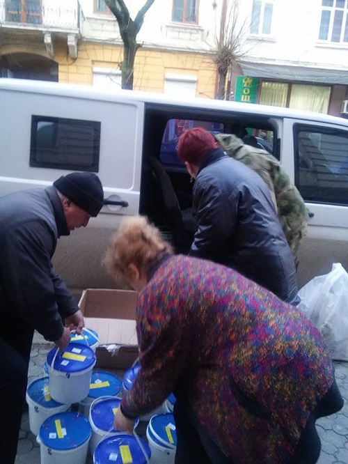 Чернівецькі «Волонтери за Батьківщину» доставили гостинці захисникам від відвідувачів та підприємців 'Калинки'