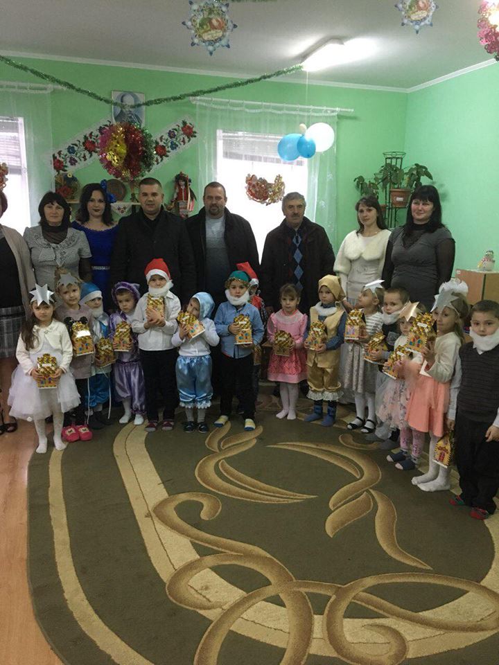«Батьківщинівець» привіз солодощі для дитсадківців у найщедрішому на дітей селі на Буковині