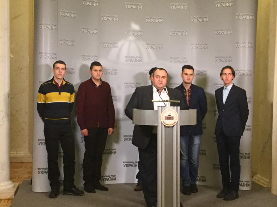 Нардеп з Буковини розповів про змову старих і нових регіоналів та закликав підтримати переміщених викладачів і студентів з Донбасу