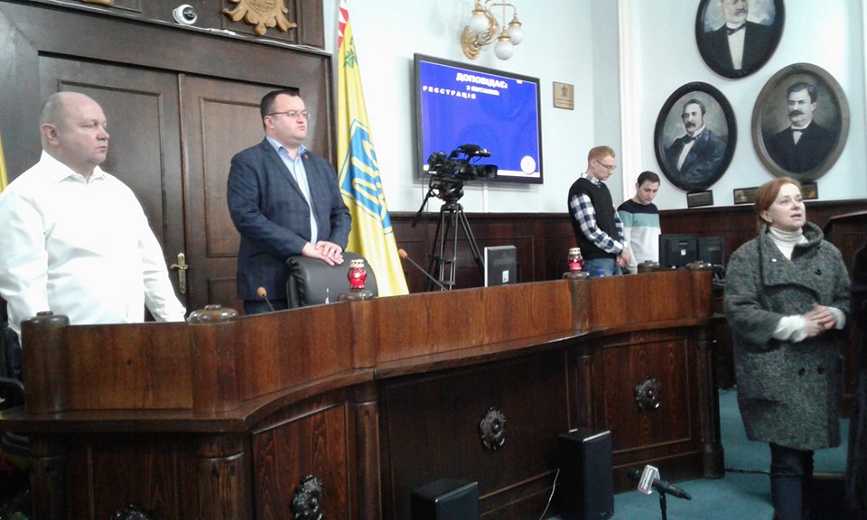 Волонтери прийшли на сесію Чернівецької міської ради запитати, чому депутати проігнорували прощання з убитим на війні  буковинцем