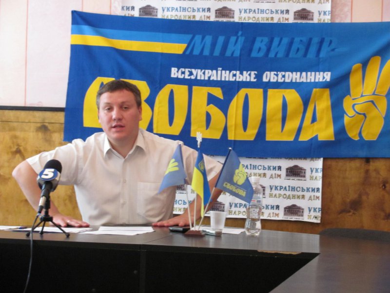 Поки буковинські свободівці констатують факт, що в них вкрали голоси, київські відвоювали округ