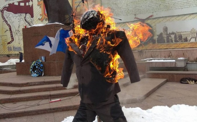  У центрі Чернівців прихильники Саакашвілі спалили опудало Порошенка (ВІДЕО) (оновлено о 18.44)