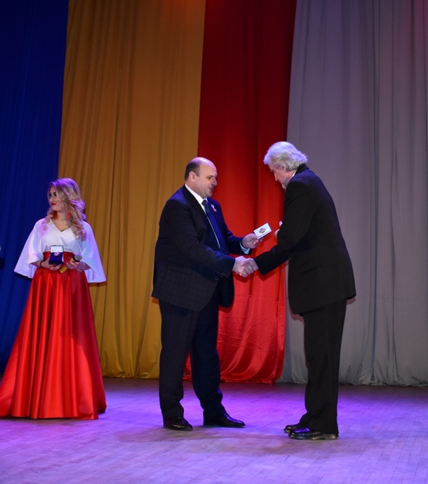 Голова обласної ради Іван Мунтян вручив почесну відзнаку «За заслуги перед Буковиною»  Аркадію Опаіцу