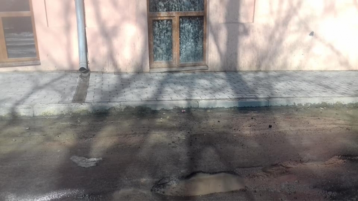 Через  неякісно відремонтовинй шматок дороги  постраждав фасад культурно-мистецького центру у Чернівцях 