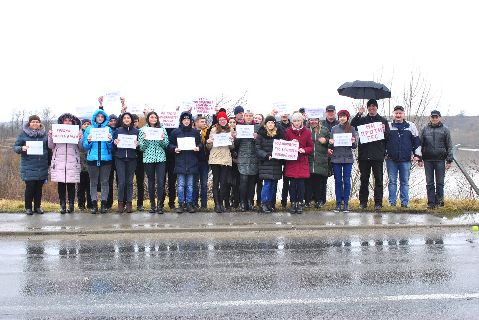 Проти спорудження ГЕС на Дністрі у Чернівцях протестували рибалки з піраньями, на Хотинщині - діти з плакатами (+ВІДЕО)