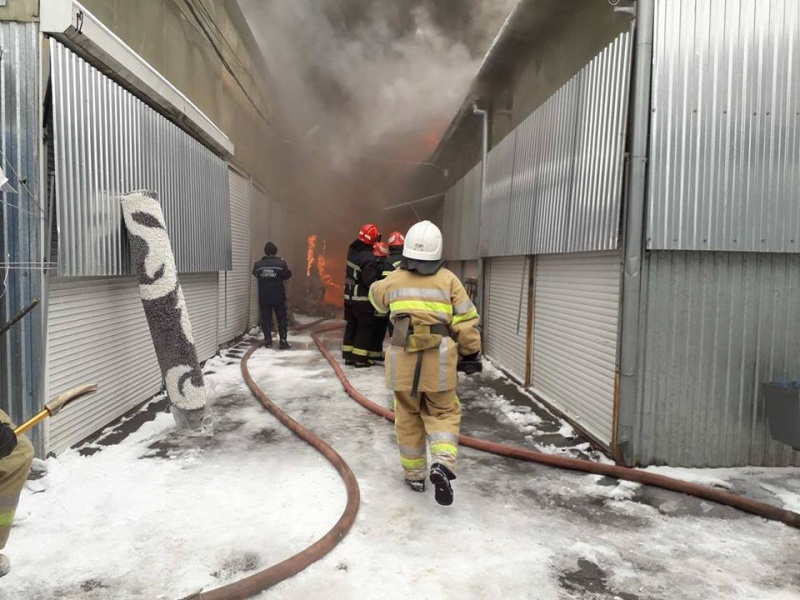Збитків на мільйони: пожежники локалізували майже 1000 «квадратів» загоряння на Калинівському ринку та не допустили перекидання вогню на інші сектори (ВІДЕО+ФОТО)