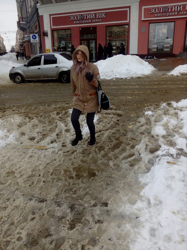 У центрі Чернівців комунальники не збиралися прибрати сніг на пішохідних переходах (ФОТО)