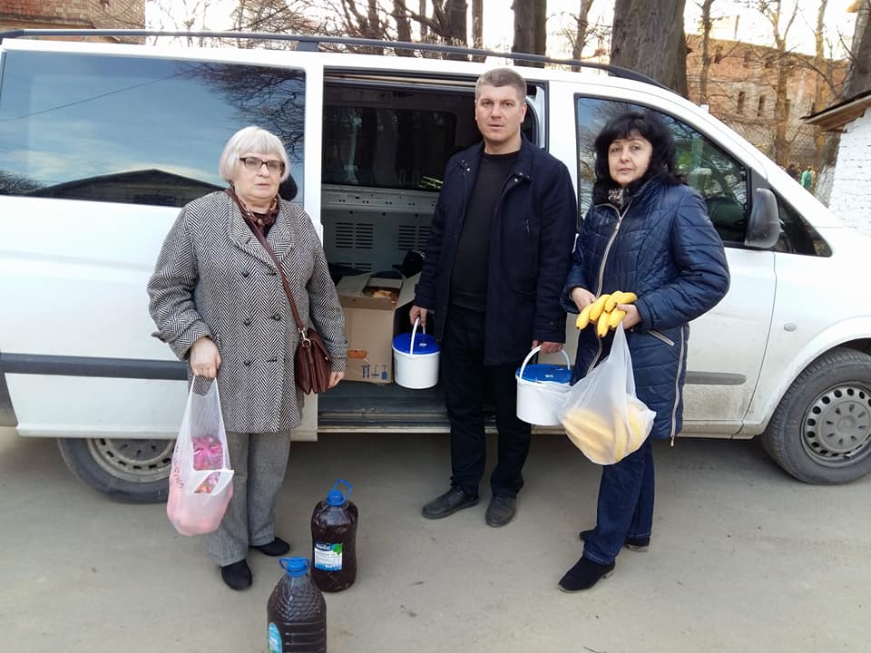 Чернівецькі «Волонтери за Батьківщину» пригостили смаколиками АТОвців-пацієнтів лікарні