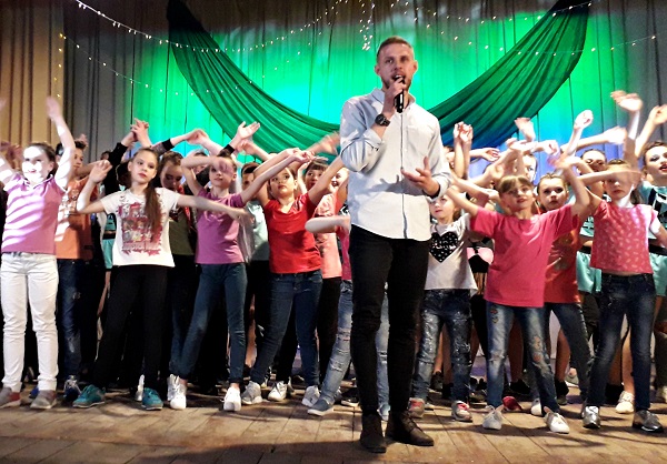 Андрій Рибарчук з шоу „Голосу країни” виступив у Глибоці під час благодійного концерту