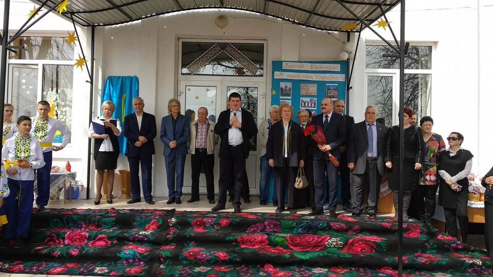 У школі в Клішківцях, де навчався перший космонавт України Леонід Каденюк, відкрили меморіальну дошку на його честь.