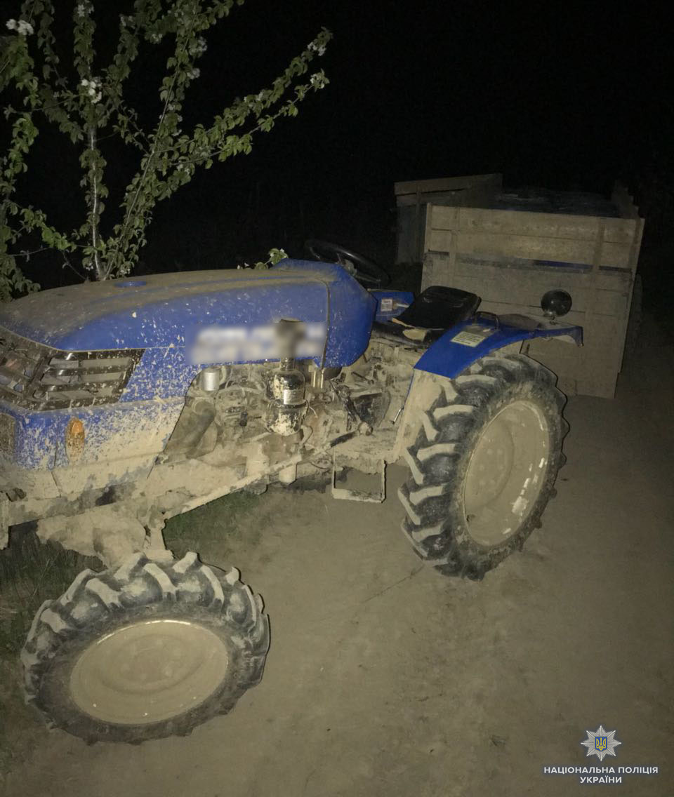 Підозрілий трактор і 15 бочок зі спиртом в кузові виявили на кордоні з Молдовою 