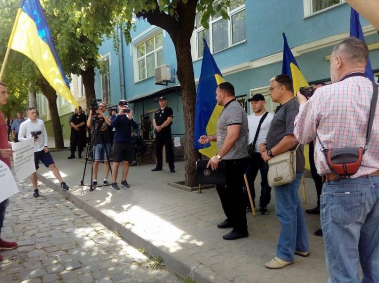 'Скасувати заходи з нагоди святкування сторіччя «Унірії»': у Чернівцях активісти пікетували Генконсульство Румунії 