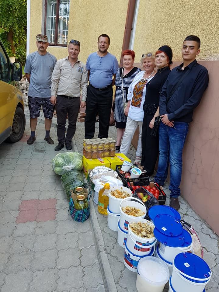Чернівецькі «Волонтери за Батьківщину» відправили смачний вантаж на передову (+ФОТО)