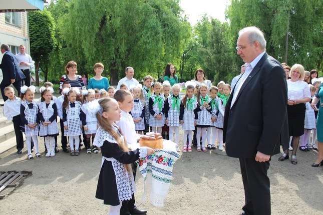 Вчителів-предметників у національних школах, які  на 2025 рік мають володіти українською, плавно навчатимуть, - заст.міністра на Буковині