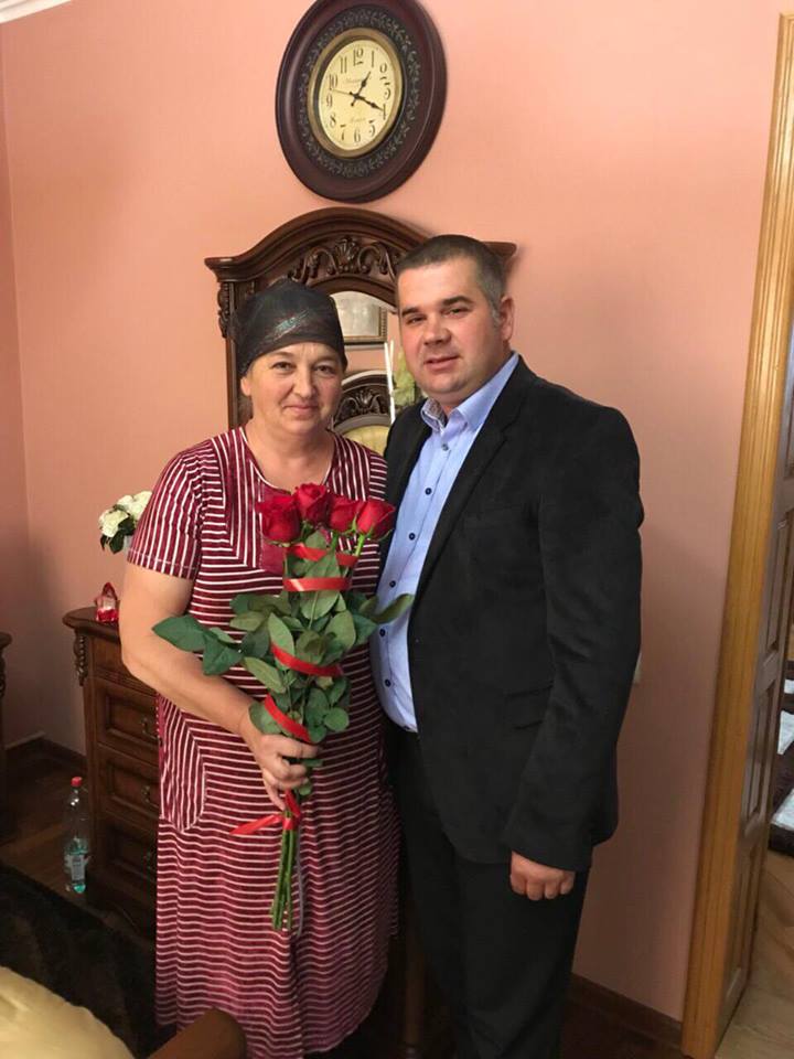 На Буковині депутат-«батьківщинівець» привітав з Днем матері усіх матерів-односельчанок