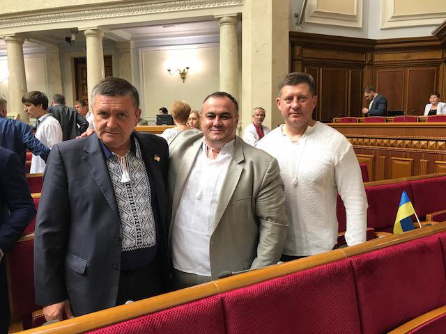 Нардеп Григорій Тіміш прийшов у парламент у вишиванці і привітав всіх зі святами