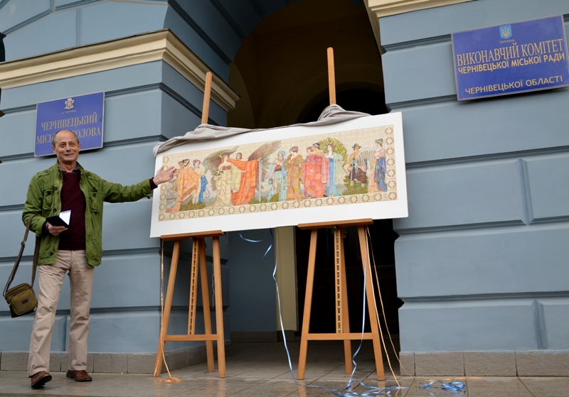 Олег Любківський представив  одну картину на сходах міської ратуші