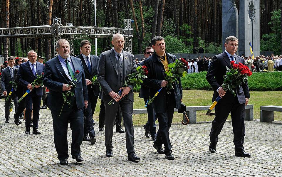 Бурбак з колегами з 'Народного фронту' вшанували пам'ять жертв політичних репресій в Биківні