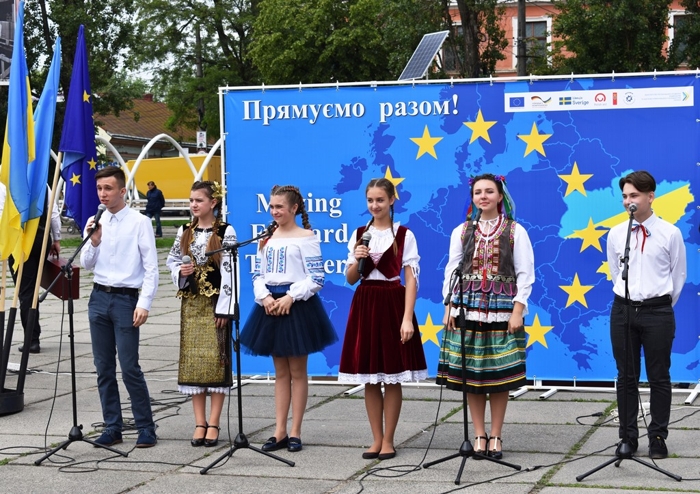 У столиці Буковини урочисто підняли Державний прапор України та прапор Європейського Союзу
