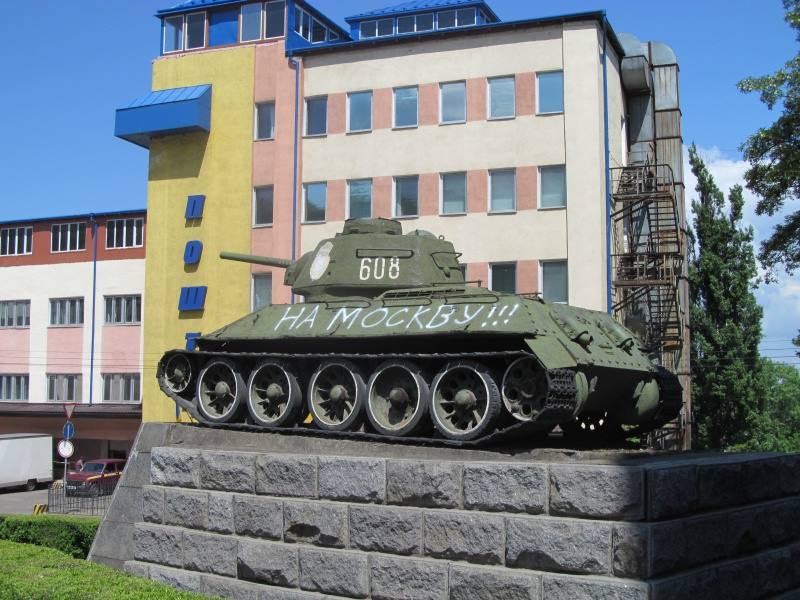 Замість 'танка Нікітіна' - скульптурна композиція 'Чернівчани зустрічають Івана Франка': символ радянської окупації пропонують демонтувати, частину Гагаріна - перейменувати