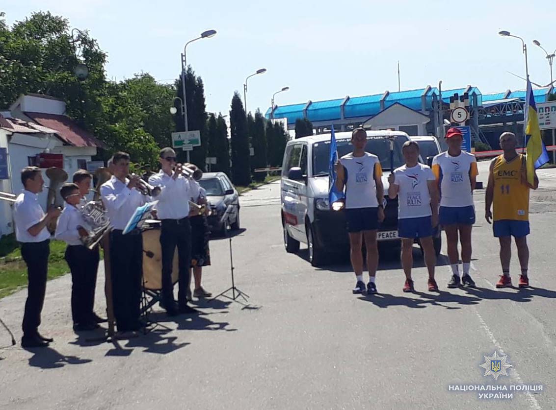 Учасники естафети «Всесвітній біг миру заради гармонії» пробігли через два района Чернівецької області