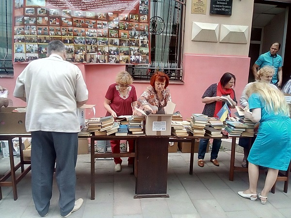 У Чернівцях «Волонтери за Батьківщину» долучилися до благодійного книжкового ярмарку