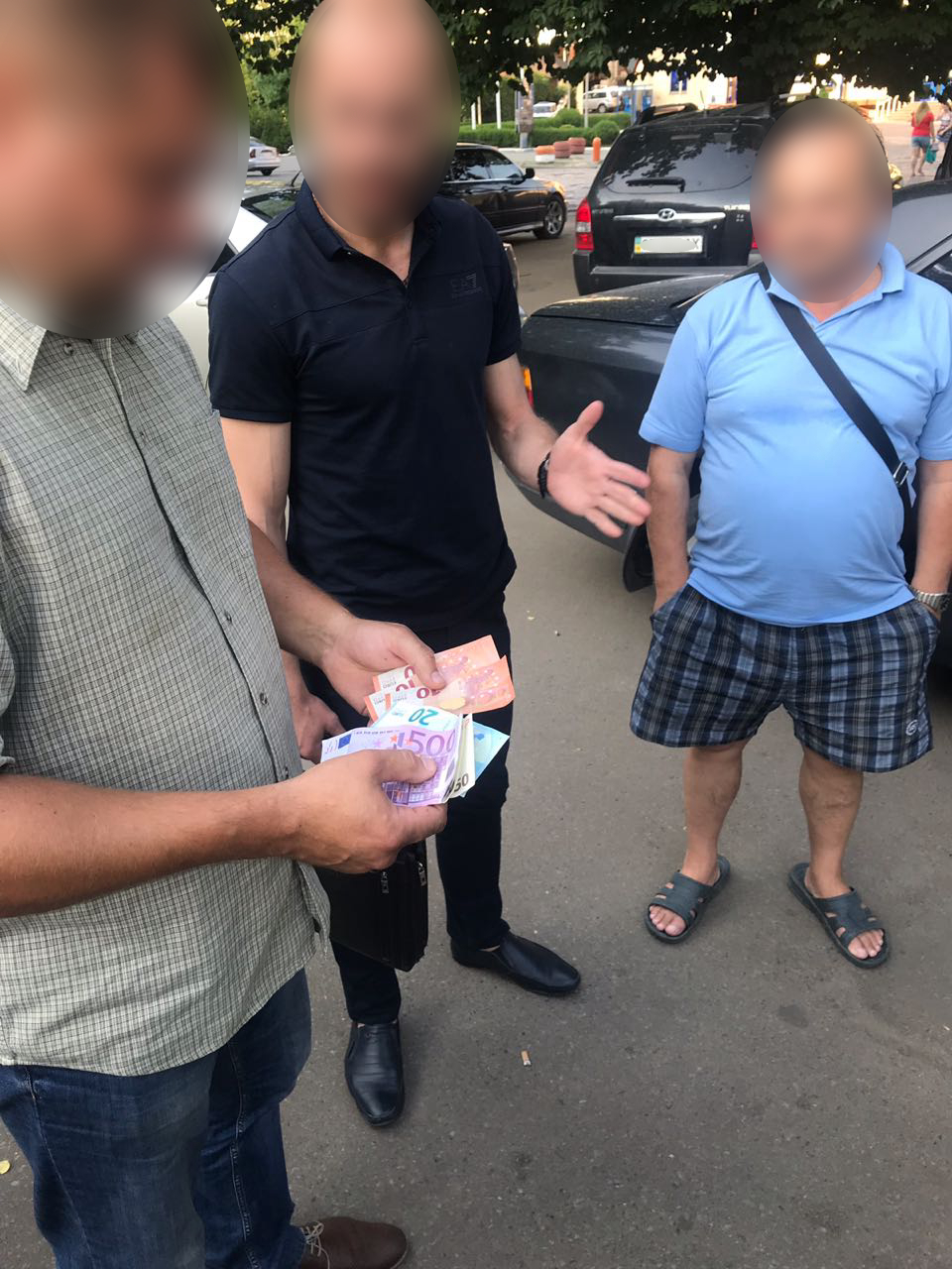 На Буковині за 750 євро намагалися підкупити підполковника СБУ, щоб він  пропустив через кордон 15 ящиків цигарок