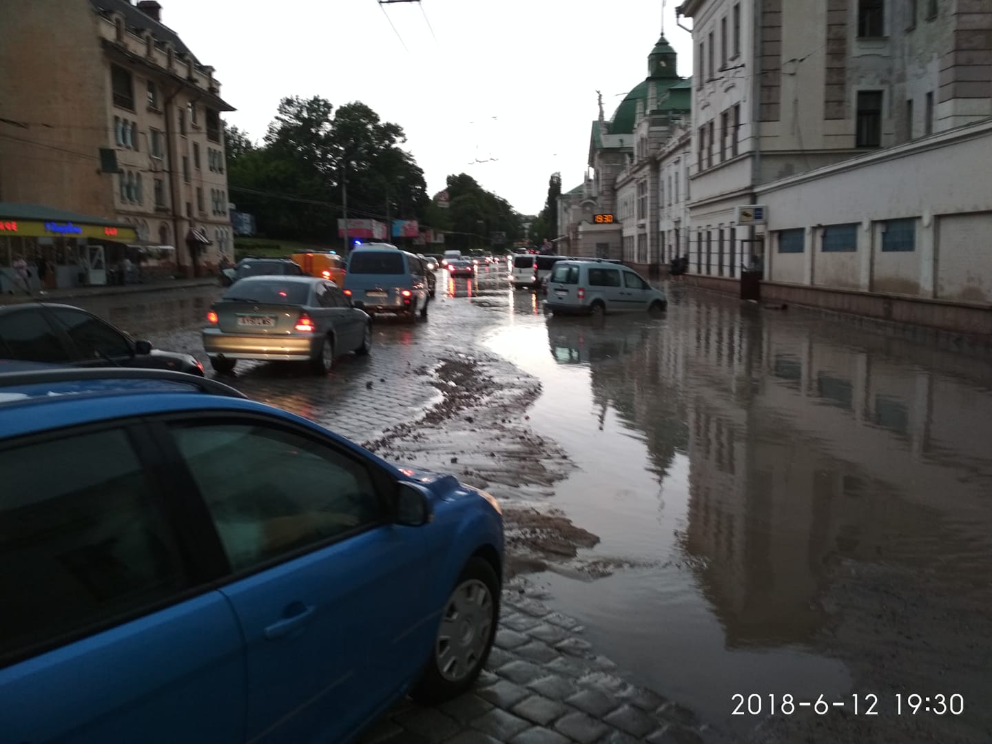 Дощове цунамі змивало автомобілі на перехресті Хмельницького-Гагаріна  (ВІДЕО)