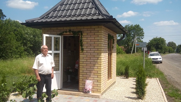 На Кіцманщині 92-річниий  Костянтин Журавель і його родина за власні кошти побудували і відкрили у селі Брусниця каплицю