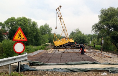 У Сторожинці обвалився перший проліт моста, який вже 10 років ніяк не можуть добудувати: Карлійчук усе заперечує