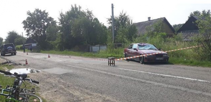 На Буковині люди накинулися на водія, який збив на смерть дитину: опубліковано фото і відео