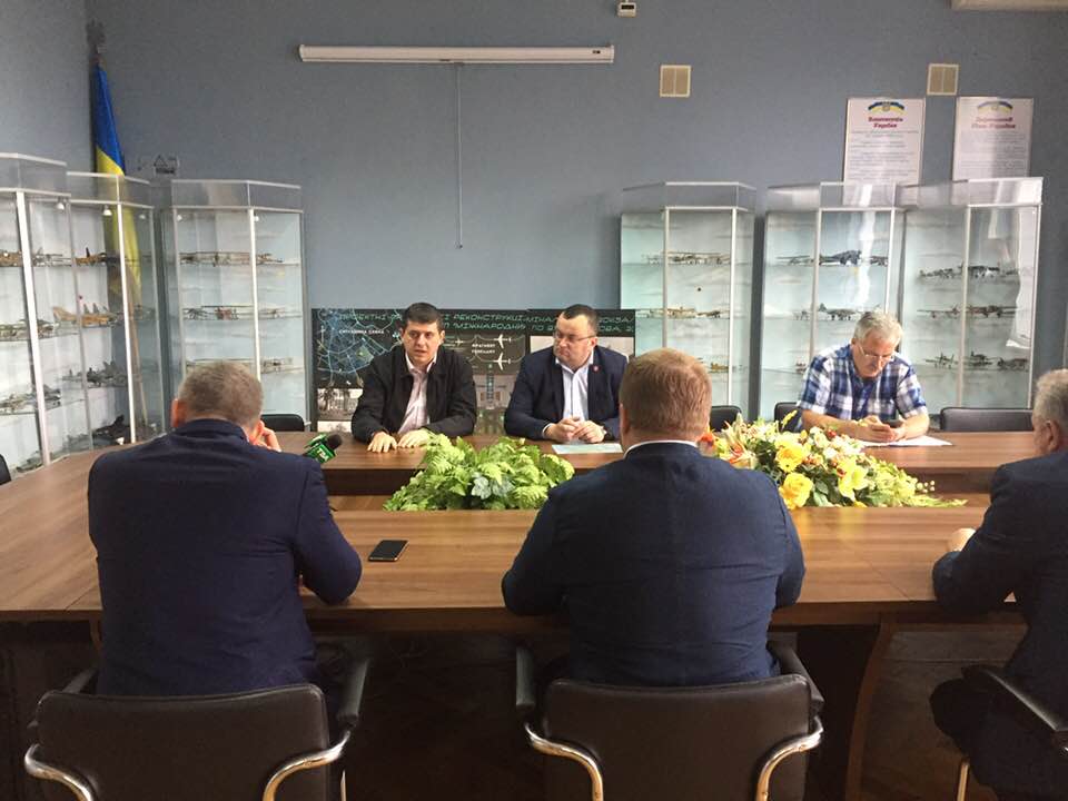 Каспрук і Бурбак провели нараду з керівництвом ДП «Украерорух» щодо перспектив розвитку міжнародного аеропорту «Чернівці» 