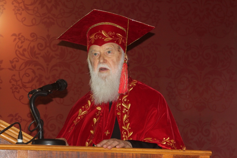 У Чернівцях Патріарху Філарету вручили мантію і диплом Почесного доктора ЧНУ - фото