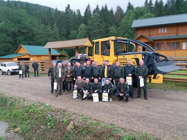 У Банилівському лісництві працює перший вітчизняний трелювальний трактор
