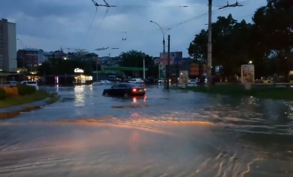 Чернівцями пронеслася потужна злива, частина міста залишилась без електропостачання: красномовні відео+фото (ОНОВЛЕНО)