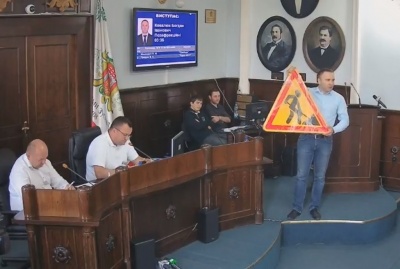 У Чернівцях депутат вручив мерові Каспруку дорожній знак, бо не зміг принести  труби (+ВІДЕО)