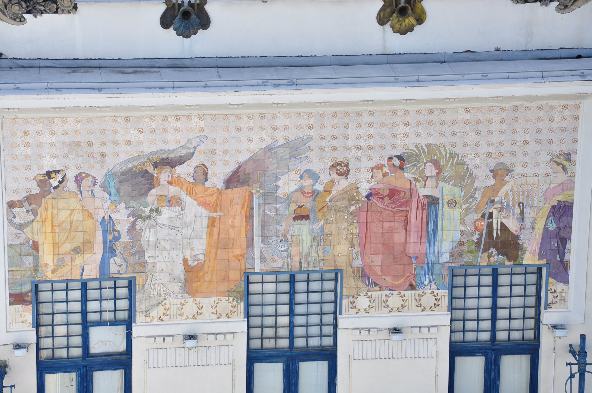 Йозеф Адольф Лянг VS Євген Максимович: хто справжній автор майолікового панно на фасаді Художнього музею?   