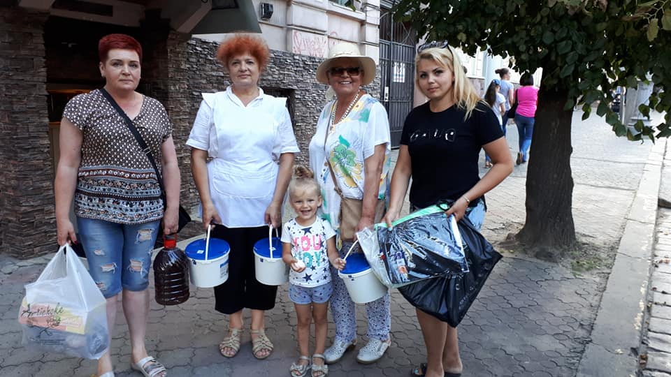 Чернівецькі «Волонтери за Батьківщину» влаштували святковий обід бійцям, що реабілітуються в лікарні